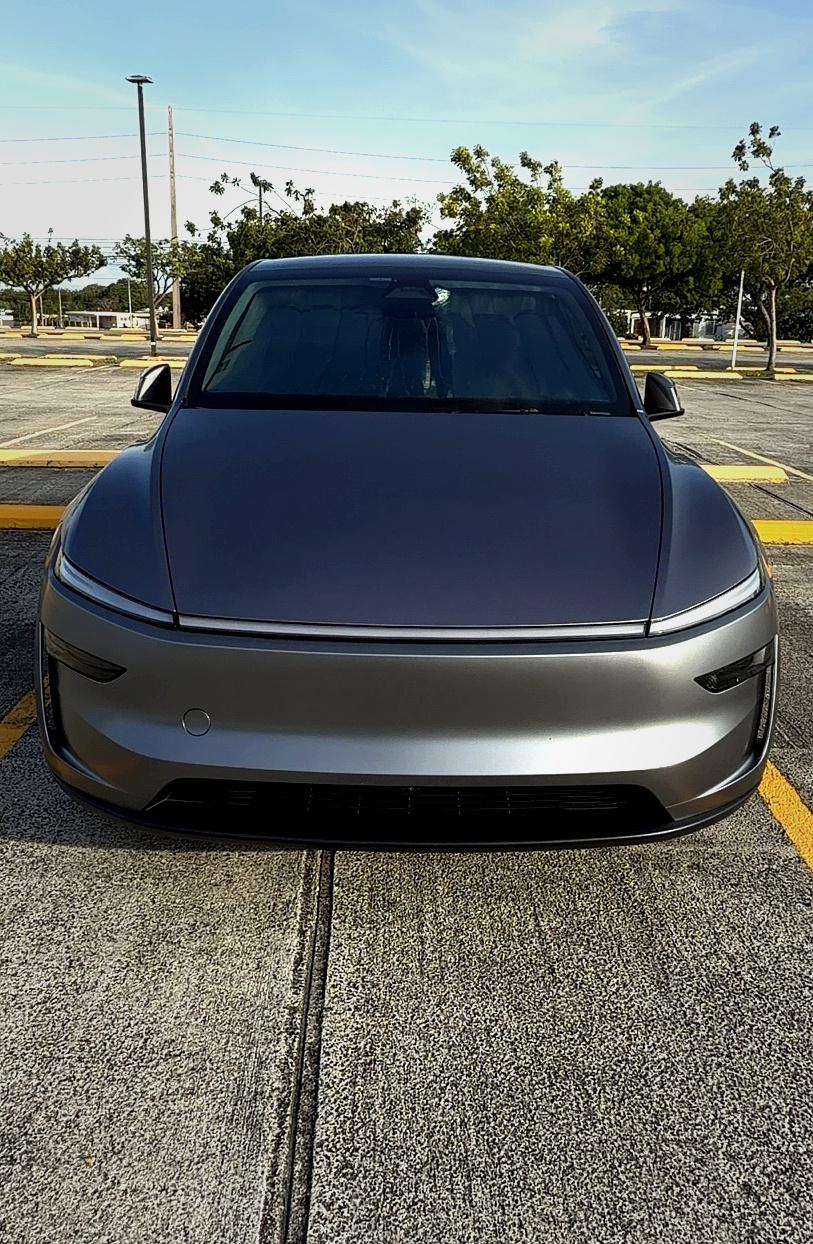 Side profile of Model Y Quicksilver in a Puerto Rican driveway