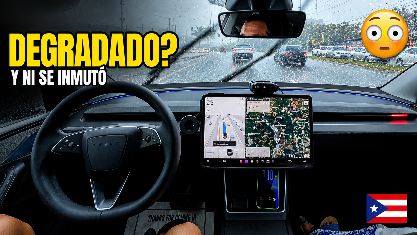 Tablero del Tesla bajo lluvia fuerte con el aviso de FSD degradado mientras el carro sigue manejando solo en Puerto Rico